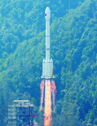 长征三号运载火箭（及远征一号上面级）成功发射第五、六颗北斗三号全球组网卫星。新华社发（梁珂岩摄）