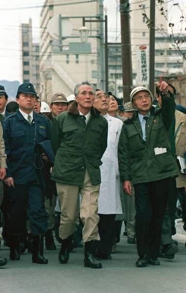 1995年1月，村山富市视察阪神大地震受灾情况。图片来源：日本时事通讯社