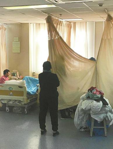 7日，张婷在齐鲁医院治疗，母亲守在一旁。记者李尚隆 摄
