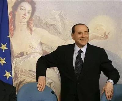 ▲意大利前总理贝卢斯科尼和被“遮羞”的名画 图自《现代快报》