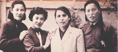 第一届全国人民代表大会上的四位山西女代表,从左到右分别为胡文秀(刘胡兰的母亲)、郭兰英、李辉和申纪兰。
