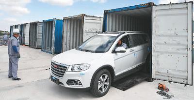 6月9日，在吉林省长春国际陆港，工人将车辆装入货柜。新华社记者 张 楠摄