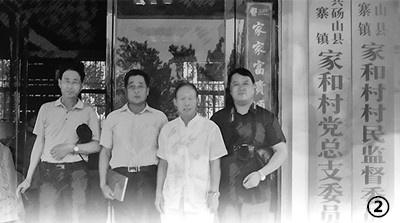 本文作者在王东超(右二)陪同下走访安徽省砀山县家和村