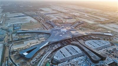 1月16日，航拍北京新机场航站楼主体，位于北京市大兴区与河北省廊坊市广阳区之间的新机场定位为大型国际枢纽机场。A08-A09版摄影/新京报记者王飞