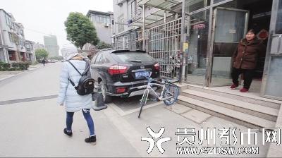中午,肖艳离开租住屋,去城里治疗。妈妈追下楼嘱咐她路上当心。
