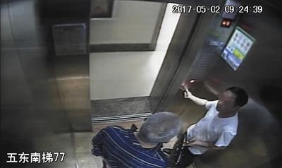 监控录像显示，杨欢和段肖礼在电梯内发生争执。视频截图