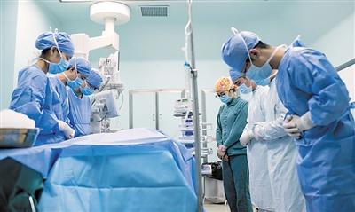 器官获取手术过程中，医护人员向小思睿鞠躬。