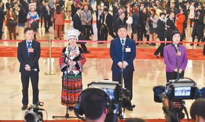 5日,全国人大代表左香云、杨昌芹、巩保雄、郭凤莲(从左至右)在“代表通道”接受采访。 翁奇羽摄(人民视觉)