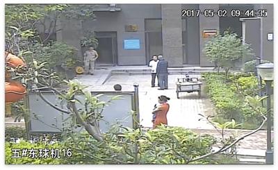 监控录像显示，杨欢和段肖礼在物业办公室门口继续争辩。视频截图