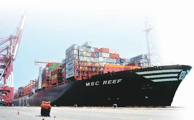 4月13日，山东省青岛港外贸集装箱码头，码头工人在目送轮船离开。俞方平摄（人民视觉）
