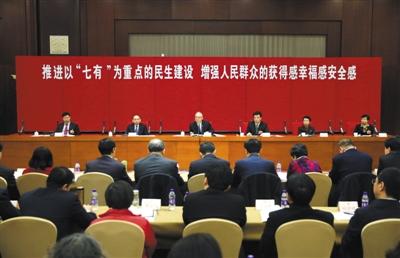 昨日上午,北京市政协十三届一次会议召开联组会,中共北京市委书记蔡奇出席,听取委员意见建议。 新京报记者 王贵彬 摄