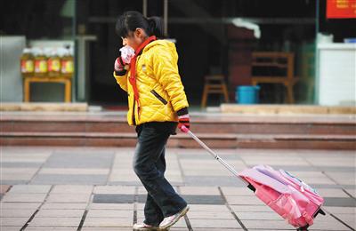 为了赶时间，很多学生的早餐经常在路上解决。图/视觉中国