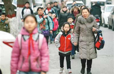 是否推迟到校时间需要考虑不同学校、家长群体甚至是不同学段学生的实际情况。图/视觉中国