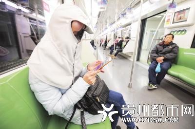 上了地铁就掏出手机,尽量不引起别人注意。