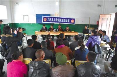 11月24日,兰坪县人民法院就啦井镇人民政府起诉5名辍学家长一案开庭审理。 受访者供图