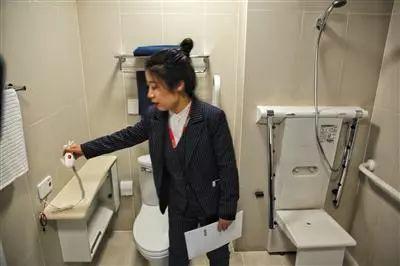 ▲恭和养老中心，卫生间配有坐式淋浴和紧急呼叫器。
