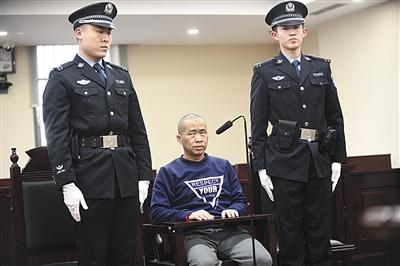 昨日上午,北京海淀法院一审判处邹明武有期徒刑12年6个月,并判决其“从业禁止”5年。 新京报记者 陶冉 摄