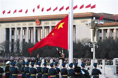   1月1日晨,北京天安门广场举行隆重的升国旗仪式,这是由人民解放军担负国旗护卫任务后,首次举行的升旗仪式。 新华社记者 申宏 摄