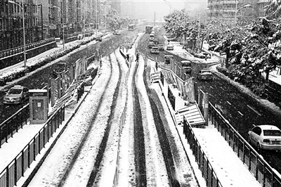 大雪中,合肥市望江路陆续有16处BRT公交站台顶板倒塌供图/视觉中国