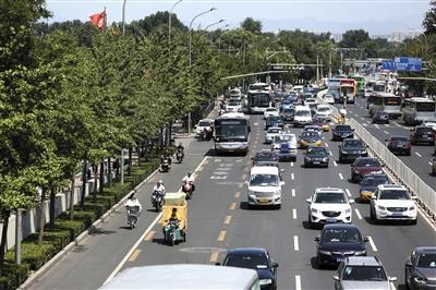 2016年7月13日，中关村北大街，市民在自行车道上骑行。新京报记者 浦峰 摄