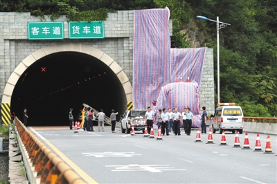 事故发生后当地多部门赶往现场救援并清理现场。图/视觉中国