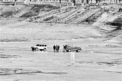 潮白河成越野车“溜冰场”。图片来源:北京青年报