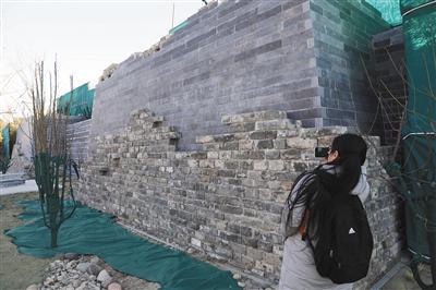 昨日，东城区大通滨河公园内，城墙是由新旧砖块砌成。