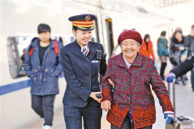 沈阳铁路部门采取多项新举措，温暖旅客回家路。图为日前吉林至北京D74次列车长刘露搀扶行动不便的老年旅客乘车。李鹏博摄（人民视觉）