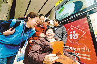 北京南站建立咨询台、服务组、流动岗等，确保第一时间发现重点旅客，并提供帮助。图为日前北京南站工作人员引导重点旅客进入列车。本报记者 贺 勇摄