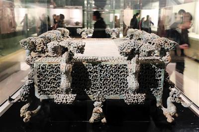 2017年12月,河南博物院展出的云纹铜禁。图/视觉中国