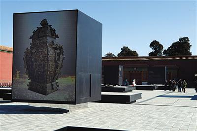 昨日，故宫箭亭展出的湖南省博物馆藏皿方罍影像。