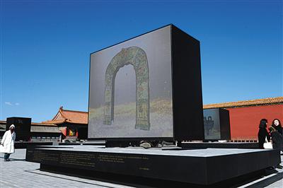 昨日,故宫展出的大报恩寺琉璃塔拱门影像。