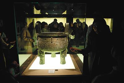 2017年11月，游客在上海博物馆观看文物大克鼎。