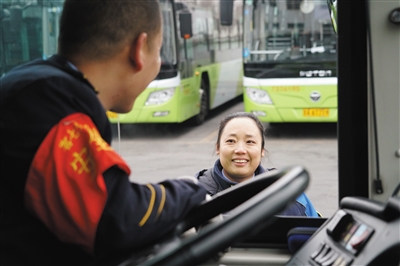 2月17日，北京公交集团第七客运分公司，妻子袁纪红发车前叮嘱丈夫马占军注意安全。本版摄影/新京报记者 侯少卿