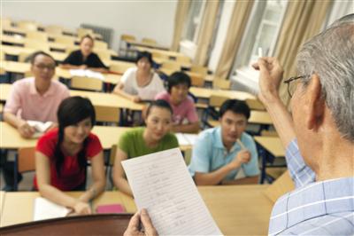 导师需要以身作则，明确自己教书育人的职责。 图/视觉中国