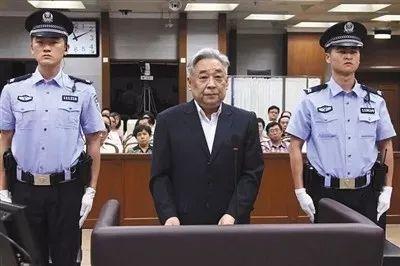 张力军(中)受审