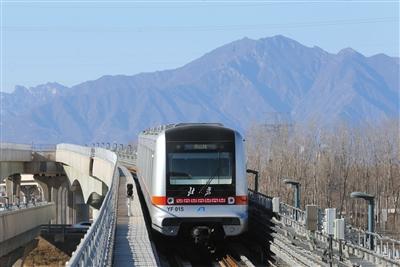 12月15日，一列燕房线列车驶出阎村东站，终点站将是燕山站。新京报记者 王贵彬 摄
