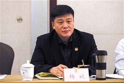 昨日，市政协委员杨斌在小组会上。新京报记者 王贵彬 摄
