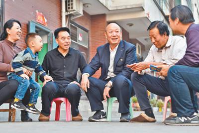 图为原贵生（右三）在和村民聊天。新华社记者 詹 彦摄