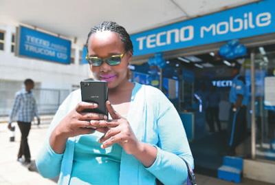 5月9日，在肯尼亚首都内罗毕市中心，一名当地用户正在使用中国品牌手机。新华社记者 孙瑞博摄