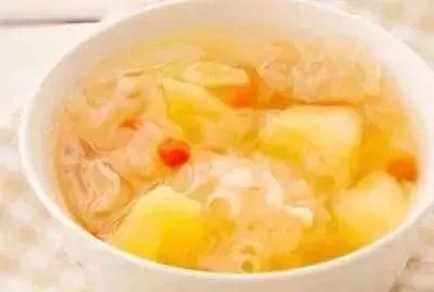 原料:枸杞20粒、菠萝1/4个、银耳两朵、冰糖适量