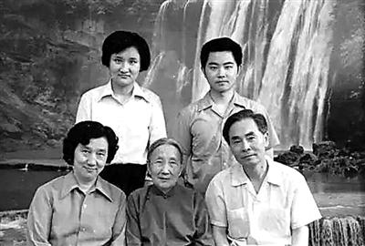 侯云德院士(右一)全家福。图片来源:人民日报