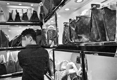 ▲某皮具城内,有LV、爱马仕等全球知名奢侈品包,专柜价数万元不等,这里的高仿假包只要数百到2000余元不等