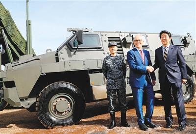 图为1月18日，日本首相安倍晋三（右一）在日本船桥会见了来访的澳大利亚总理特恩布尔（右二）。 （来源：视觉中国）