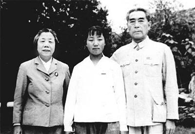 周秉建(中)与伯父周恩来、伯母邓颖超。