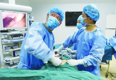 余阳博士及其团队行腹腔镜手术