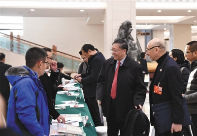 昨日,北京会议中心,参加全国政协十三届一次会议的全国政协委员到达驻地报到。