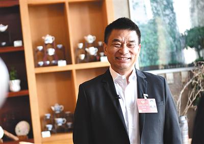 昨日,全国政协委员、新希望集团董事长刘永好接受记者采访。新京报记者 陶冉 摄