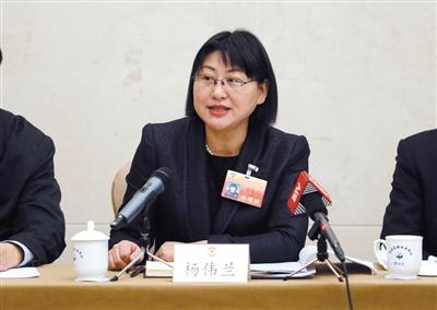 昨日,市政协委员杨伟兰在小组会上发言。