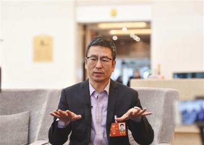 昨日,北京会议中心,全国政协委员白岩松接受新京报记者专访。新京报记者 陶冉 摄